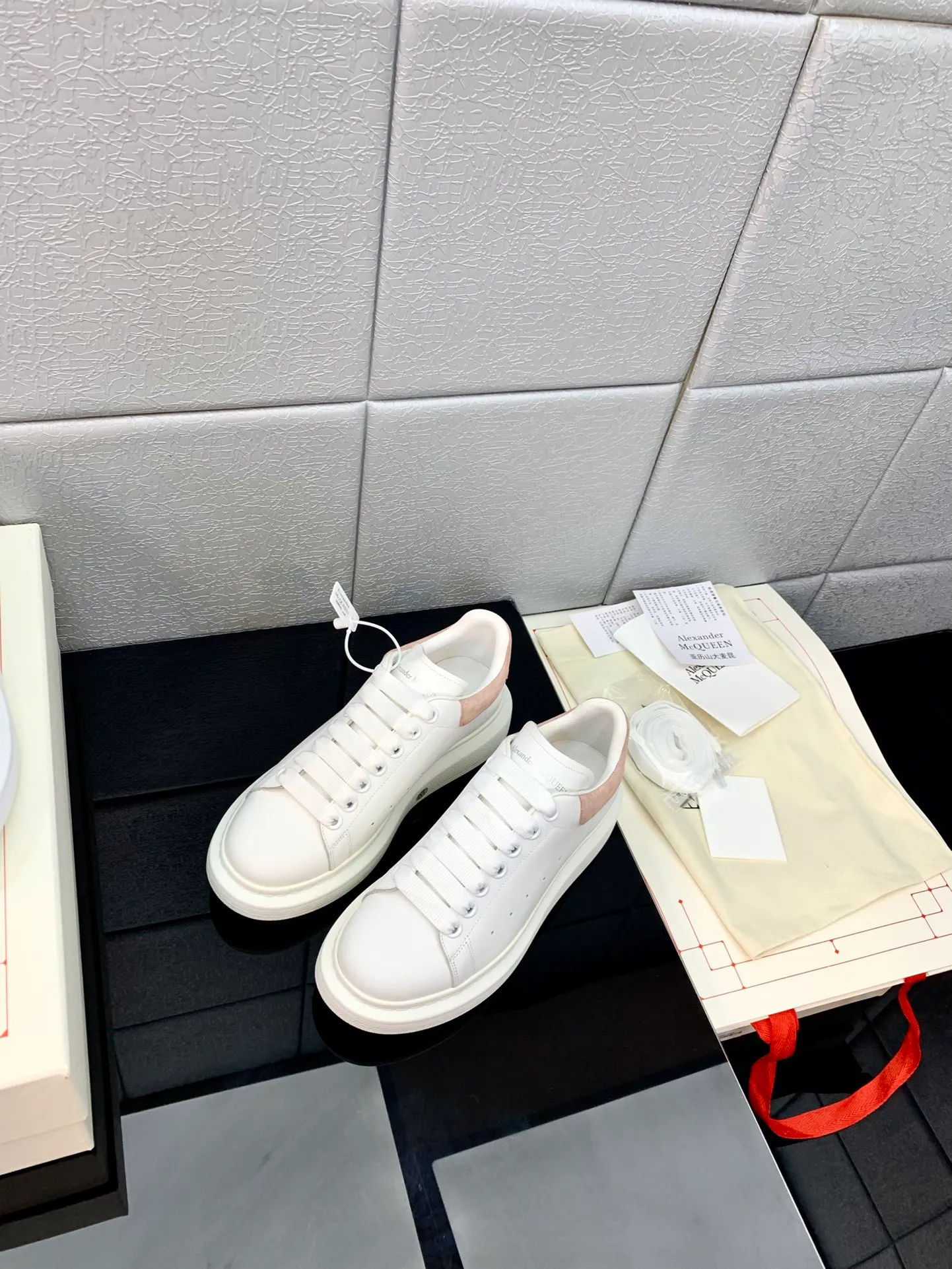 👟👟Ex-factory price👟👟Ex-factory price 480👟👟 Women's shoes Women's clothing 2022 latest upgraded version The latest McQueen white shoes original 1⃣: 1⃣ perfect replica ☑Delivery latest counter full set of packaging🎁Full series of color styles are constantly updated🥳🥳 🔺Fabric: Customized original matte silk cowhide 🔺Inner lining: imported water-dyed sheepskin lining/original customized soft cowhide pad 🔺Feet: ultra-clear high temperature air pressure logo➕soft latex pad 🔺outsole: rubber T👟👟factory price👟👟factory price U vacuum bottom/I👟👟factory price👟👟factory price original foam bottom, thick bottom about 4cm 🔺Size: Female M34-40 Male M39-45